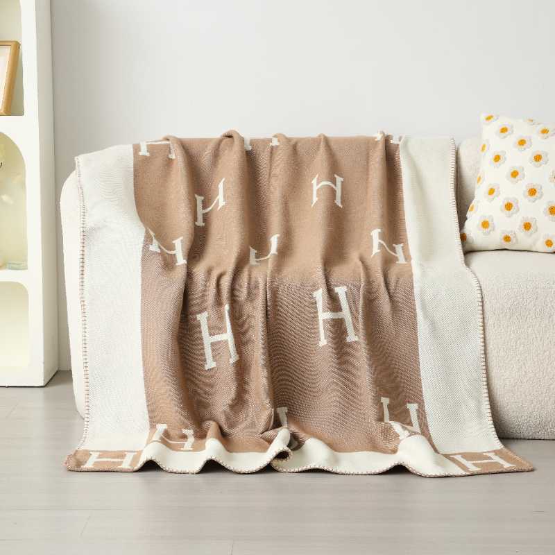 H Letter Pattern Throw Blanket with Contrast Border – Soft Woven Sofa Throw for Cozy Home Decor, 51 × 71 in