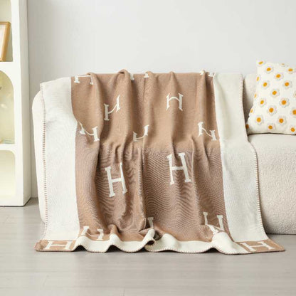 H Letter Pattern Throw Blanket with Contrast Border – Soft Woven Sofa Throw for Cozy Home Decor, 51 × 71 in