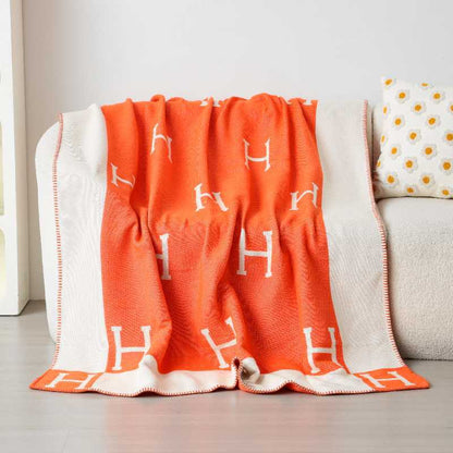 H Letter Pattern Throw Blanket with Contrast Border – Soft Woven Sofa Throw for Cozy Home Decor, 51 × 71 in