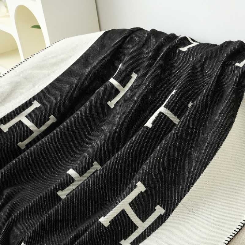 H Letter Pattern Throw Blanket with Contrast Border – Soft Woven Sofa Throw for Cozy Home Decor, 51 × 71 in