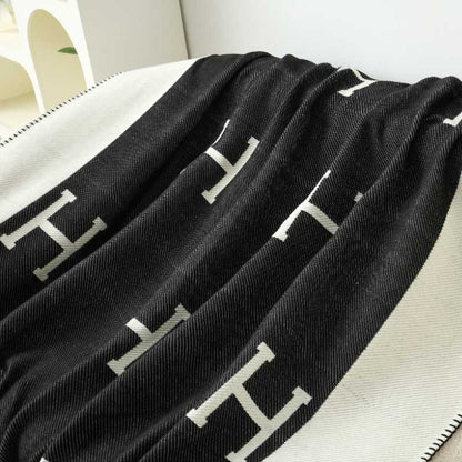H Letter Pattern Throw Blanket with Contrast Border – Soft Woven Sofa Throw for Cozy Home Decor, 51 × 71 in
