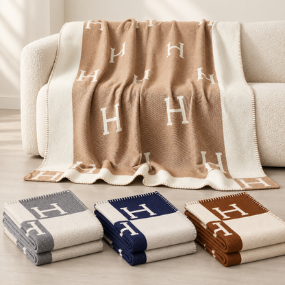 H Letter Pattern Throw Blanket with Contrast Border – Soft Woven Sofa Throw for Cozy Home Decor, 51 × 71 in