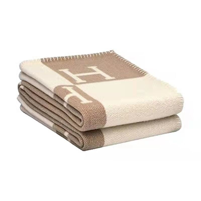 H Letter Pattern Throw Blanket with Contrast Border – Soft Woven Sofa Throw for Cozy Home Decor, 51 × 71 in