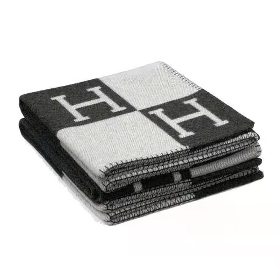 H Letter Pattern Throw Blanket with Contrast Border – Soft Woven Sofa Throw for Cozy Home Decor, 51 × 71 in