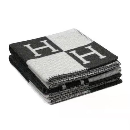 H Letter Pattern Throw Blanket with Contrast Border – Soft Woven Sofa Throw for Cozy Home Decor, 51 × 71 in